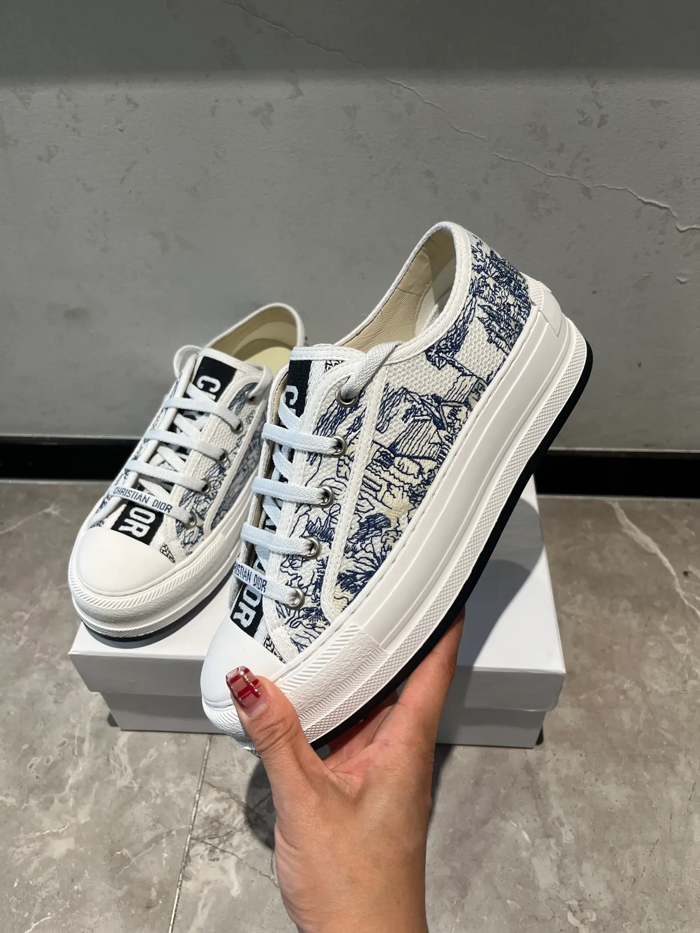 👟👟Ex-factory price 520👟👟 Walk‘n’Dior embroidered mid-top casual shoes are new in 2025. On the fashion stage, Dior embroidered shoes are the well-deserved protagonist. Delicate stitching is used on the upper, every stitch is devoted to the craftsman's efforts, and every thread is woven with artistic poetry. From complex floral patterns to smart geometric textures, embroidery is like the magic that gives shoes life, allowing them to show dynamic beauty even in static conditions.   Wearing Dior embroidered shoes feels like stepping into a dream world full of art. It is not only a pair of shoes, but also a walking piece of art that perfectly integrates fashion and culture. Whether you are strolling on the bustling city streets or attending important social occasions, Dior embroidered shoes can add unique charm to your style and become the focus of everyone's attention.   Choosing Dior embroidered shoes means choosing a persistent pursuit of quality and a unique understanding of fashion. Let it accompany you through every wonderful moment and leave your own fashion mark.  Material: Sheepskin lining, feet, silk cowhide, size 35-41, heel height 5cm